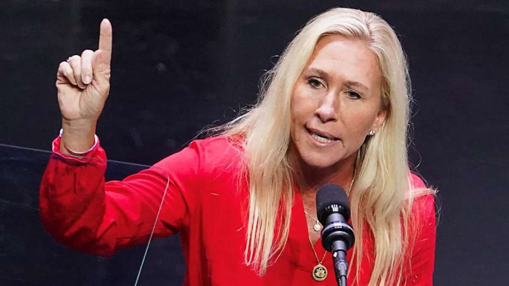 Líderes del movimiento MAGA critican a Trump por envío de armas a Ucrania