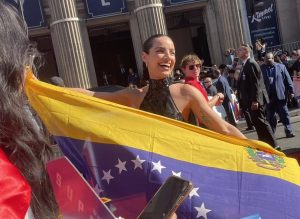 María Gabriela de Faría sacó la bandera de Venezuela en el estreno de 'Superman Legacy'