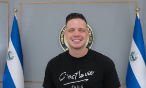 Aparece el influencer venezolano Marko Música en el despacho de Nayib Bukele y desata truenos en las redes