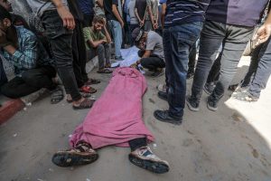 Más de 50 palestinos asesinados mientras esperaban ayuda alimentaria en Gaza