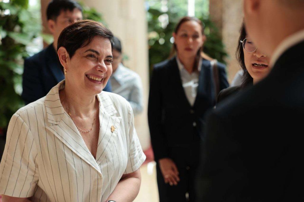 Ministra Gabriela Jiménez llega a Shenzhen en su gira oficial por China