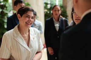 Ministra Gabriela Jiménez llega a Shenzhen en su gira oficial por China
