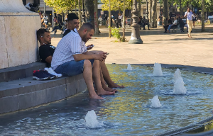 La ola de calor alcanzó niveles críticos en Europa y activó la alerta roja en París y otras 15 regiones de Francia