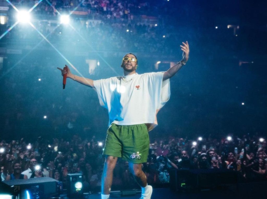 PETA denuncia que Bad Bunny sube gallinas a tarima