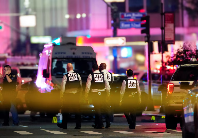 Al menos cuatro fallecidos, incluido un policía, tras un ataque armado en un edificio de Nueva York