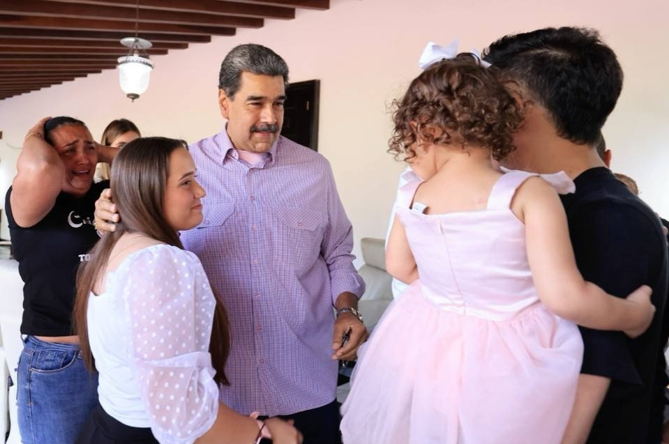 Presidente Nicolás Maduro acompaña reencuentro de Maiker Espinoza con su hija Maikelys