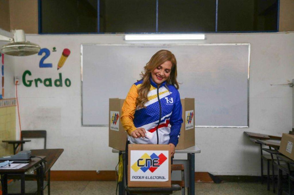 Representantes de los Poderes Públicos ejercieron su voto