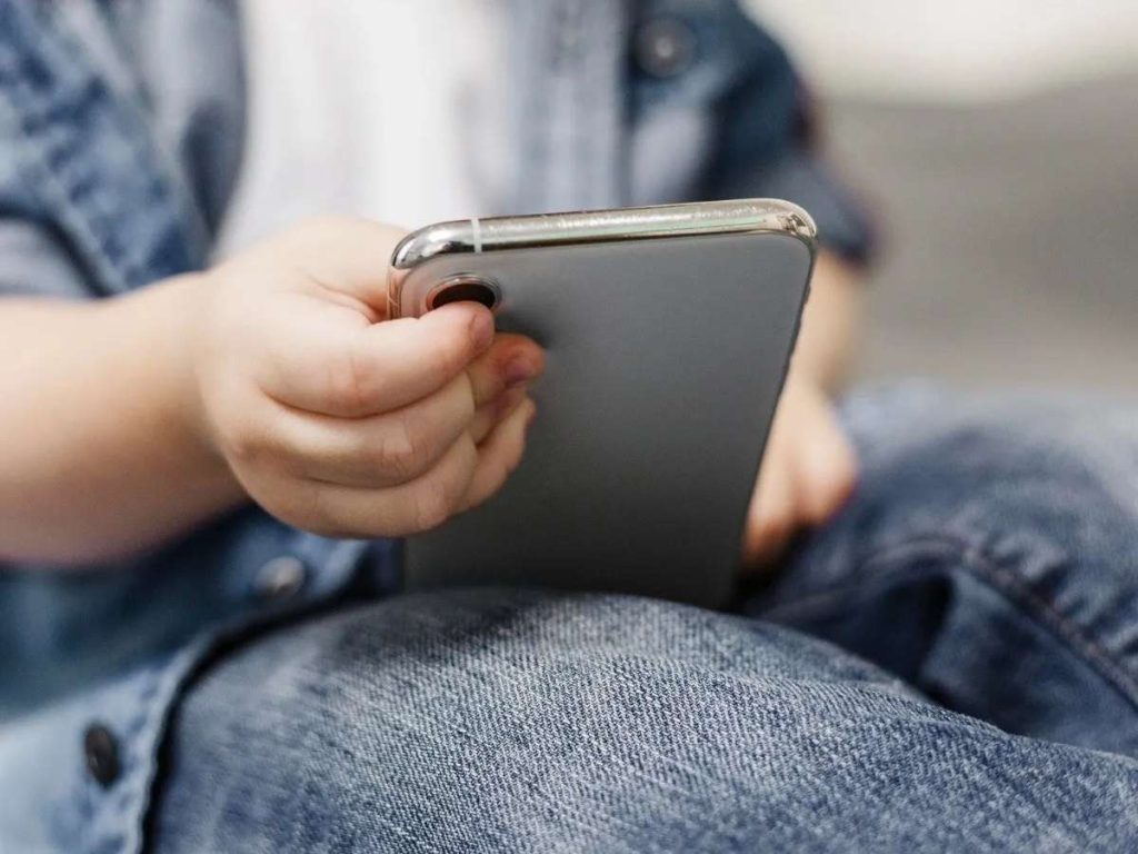 Revelan alarmante estudio sobre los móviles y la salud mental infantil 