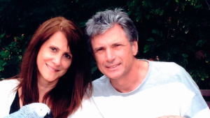 Supervisora musical de 'American Idol' y su esposo fueron encontrados muertos en su casa en Los Ángeles