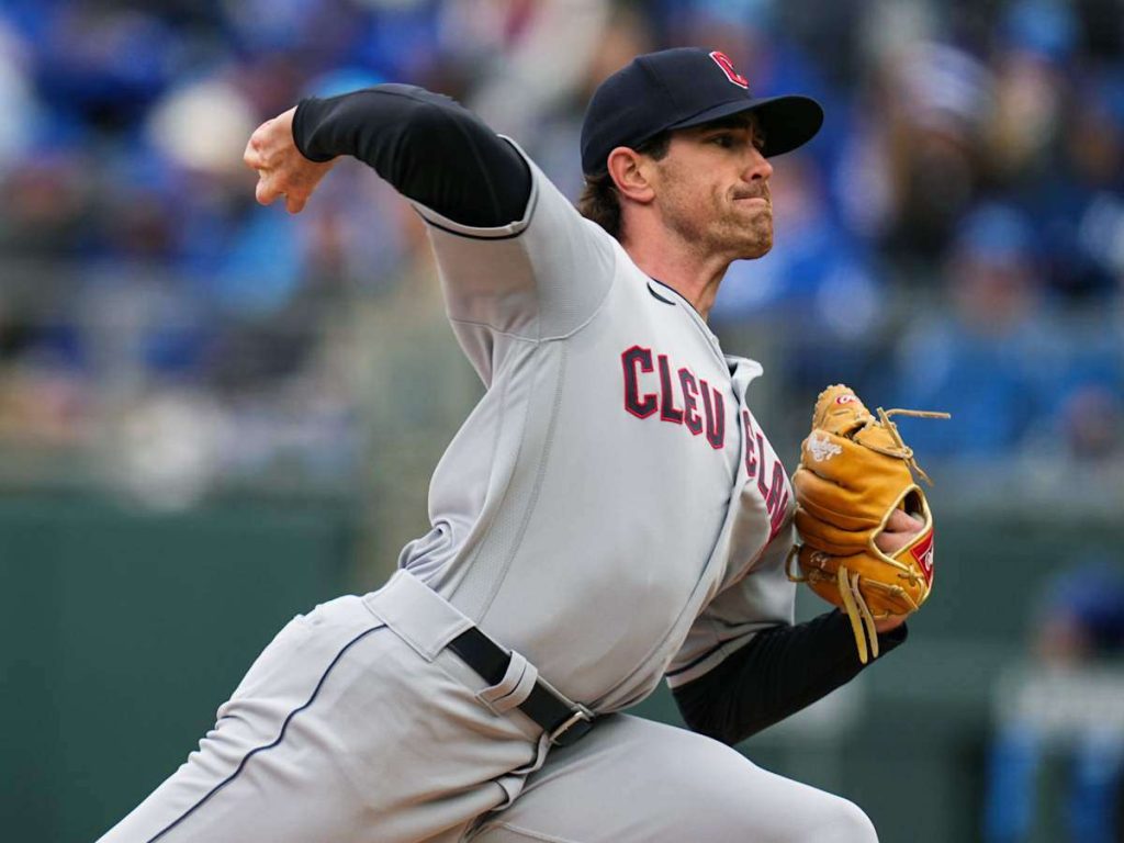 Shane Bieber pasa a los Azulejos de Toronto