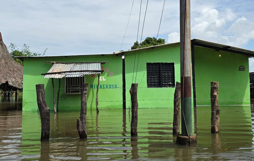 Supervisan atención a familias afectadas por crecida de ríos en Puerto Páez