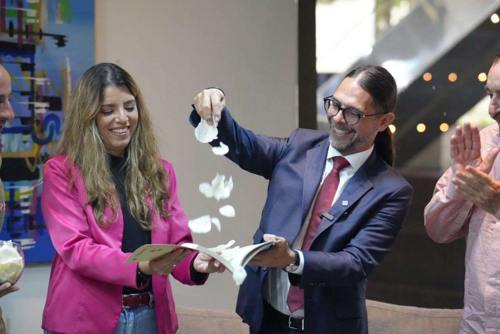 Telesur conmemora 20 años de periodismo combativo con el libro "El ojo de América en el mundo"