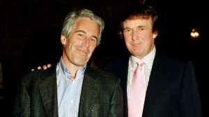 Trump sale salpicado por todas partes en documentos de Epstein