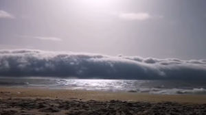 Qué es la nube enrollada o tsunami de nubes, el fenómeno que ha desatado el pánico en una playa de Portugal