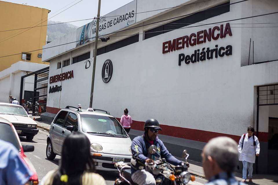 Un pistolero mató a dos en la emergencia del Vargas