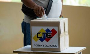 Venezolanos participan en las elecciones municipales y la Consulta Popular de la Juventud