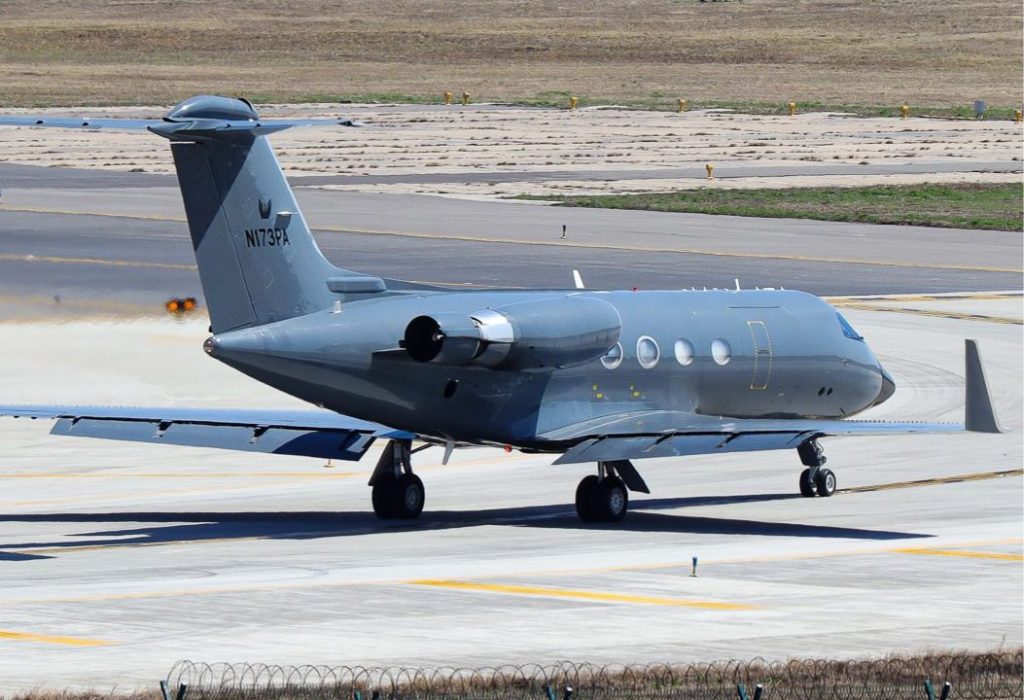 Aterriza en Maiquetía un avión donde entregarían a 10 estadounidenses detenidos en Venezuela