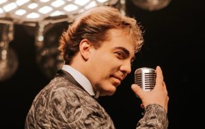 el cantante que desafía la adultez con su biberón y proyecto innovador