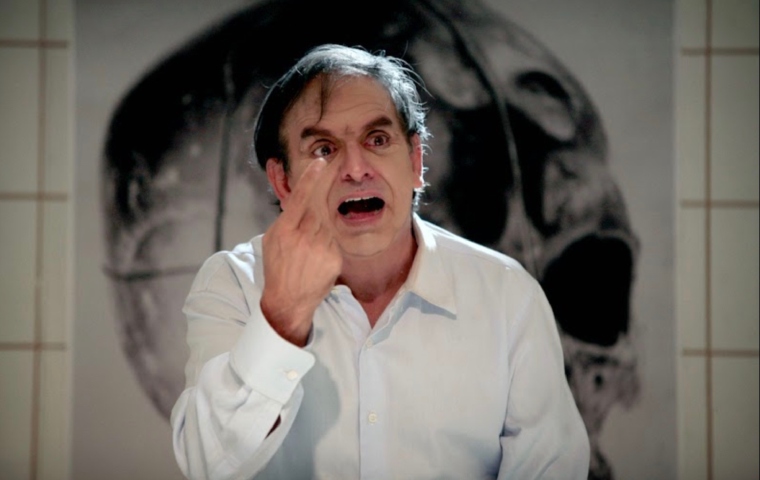 Héctor Manrique revive el impactante monólogo “Sangre en el Diván” tras 10 años en cartelera