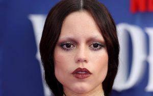 Jenna Ortega deslumbra en la premiere mundial de "Wednesday" temporada 2 con un look audaz