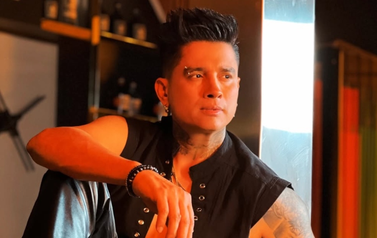 Juan Miguel reinventa sus éxitos en salsa y así celebra su cumpleaños