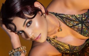 Mery 'Tu Loba' revive el clásico "Acaríciame" de María Conchita Alonso con un toque moderno de merengue