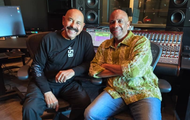 Oscar D'León y Sergio George lanzan "Me das Fever" con Skip Marley y Elena Rose