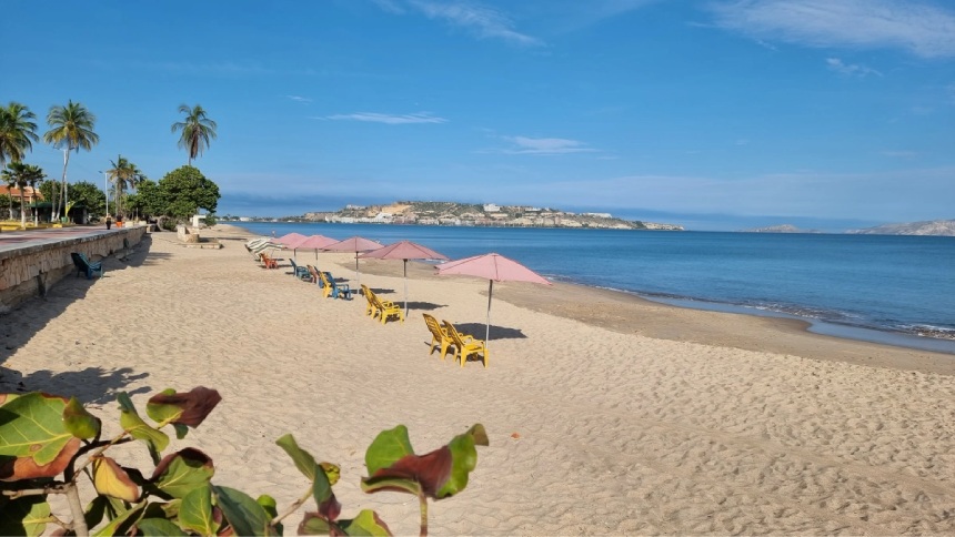 Estaba en la playa con su familia y resultó impactado por un rayo