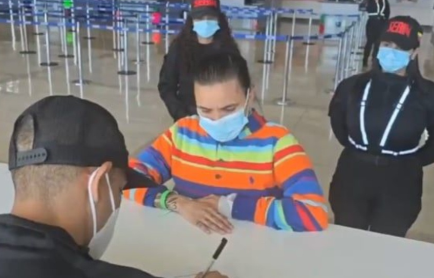 Detenida la tiktoker "La hija de Dios" al llegar en vuelo de deportación