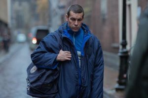 Mario Casas protagoniza su propia película de los Dardenne en una mezcla de precariedad, sexualidad y fútbol que ya se puede ver en streaming