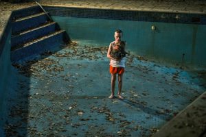 El menú de mesas y cuchillos de 'Devuélvemela'. Cómo se rodaron dos de los momentos más salvajes y repulsivos del cine de terror reciente