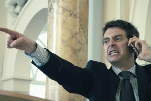 Hoy en TV, una de las mejores sátiras políticas del siglo XXI que dio el salto de la televisión al cine