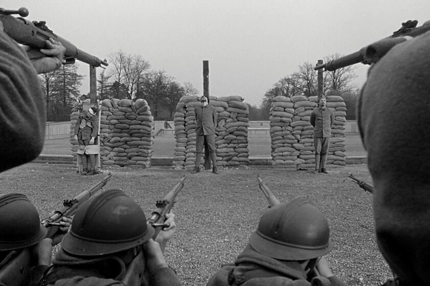 La mejor película bélica de la historia con mucha diferencia sobre el resto. Una obra maestra del cine de guerra famosa en España por un triste motivo