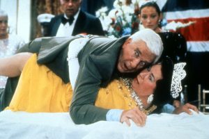 El fantástico homenaje a Leslie Nielsen de la nueva 'Agárralo como puedas' que molestó a los guionistas. "¿Cómo lo hacemos de una manera muy, muy estúpida?"