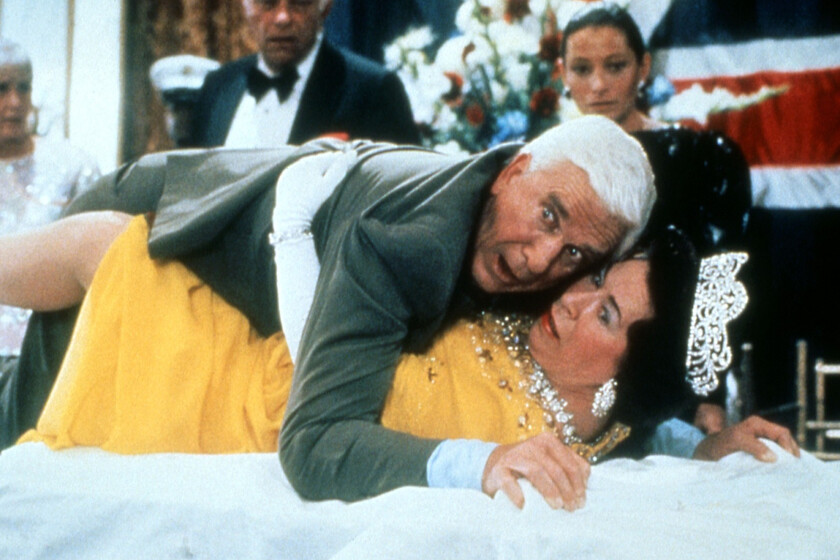 El fantástico homenaje a Leslie Nielsen de la nueva 'Agárralo como puedas' que molestó a los guionistas. "¿Cómo lo hacemos de una manera muy, muy estúpida?"