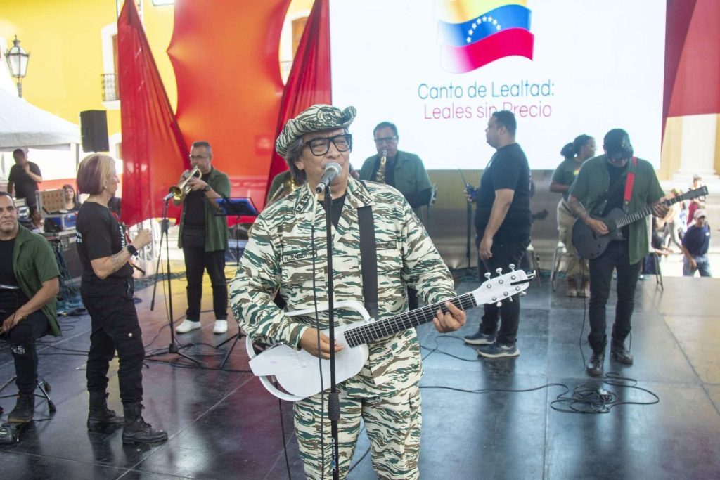 "Canto de lealtad" unió al pueblo en la plaza Bolívar