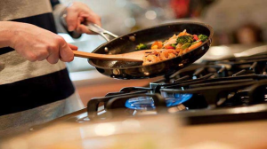Los 5 errores que podrías cometer en la cocina y te pueden mandar directo al médico