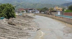 Continúan labores de limpieza y saneamiento de quebradas en La Guaira