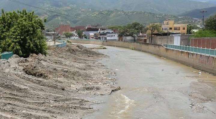 Continúan labores de limpieza y saneamiento de quebradas en La Guaira