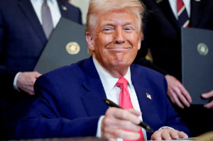 Donald Trump celebró la entrada en vigor de sus nuevas tarifas y afirmó que 'miles de millones' comenzarán a fluir hacia EEUU