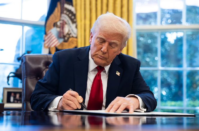 Donald Trump firmó decreto arancelario y fijó en 15 % el impuesto a las importaciones desde Venezuela