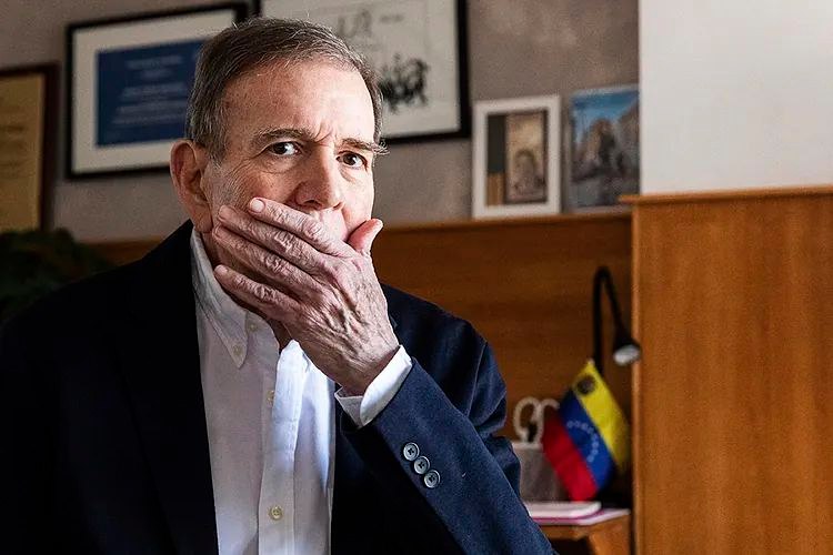 Edmundo González cree que viajando por el mundo se puede lograr la salida de Maduro