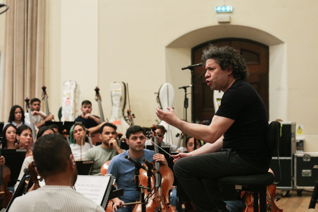Gustavo Dudamel y la Sinfónica Simón Bolívar celebran 50 años de El Sistema con Coldplay en gira mundial