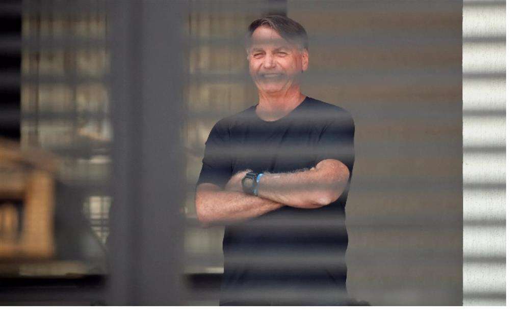 Imponen en Brasil vigilancia permanente a Bolsonaro