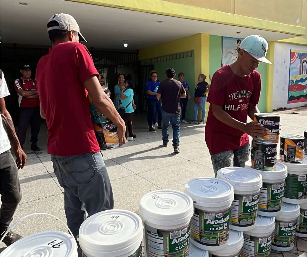 Inició plan para embellecer escuelas en Barcelona