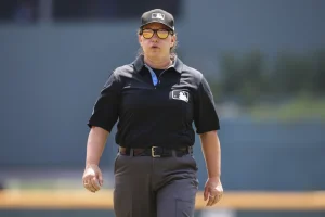 Jen Pawol rompe la barrera de género como la primera umpire en un juego de temporada regular