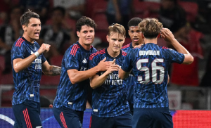 Es la promesa top de la Premier, a los 15 años ya lo comparan con Messi, pero tiene prohibido entrar al vestuario de su equipo