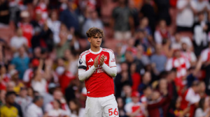 Es una de las grandes promesas del fútbol, dejó en ridículo a Gabriel Heinze y ahora hizo historia en la Premier League con 15 años