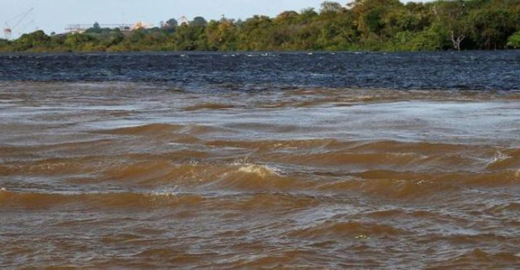 Un rayo calcinó a una mujer y dejó cuatro heridos, iban en una lancha