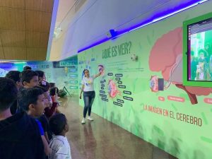 Niños aprenden sobre robótica y microscopía